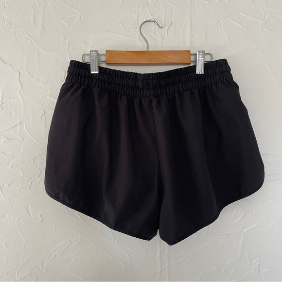 Vuori Women's Clementine 2.0 Shorts. Size Medium. - Picture 4 of 6